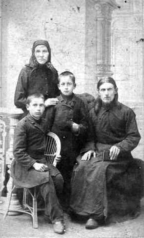 Владимир Яковлевич и Мария Андреевна Агафониковы с сыновьями Александром и Василием.