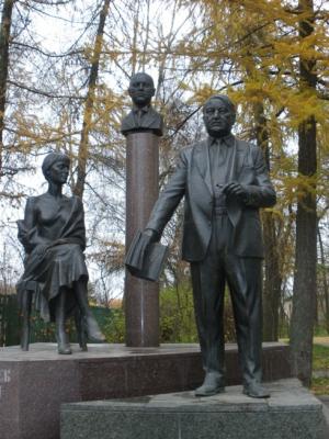 Памятник Ахматовой и Гумилевым